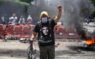 In Colombia esplode la “guerra della coca”: attentato fa strage in una stazione di polizia