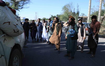 Kabul si arrende ai talebani. ‘Rinasce l’Emirato islamico’ Ambasciata Usa, spari all’aeroporto.