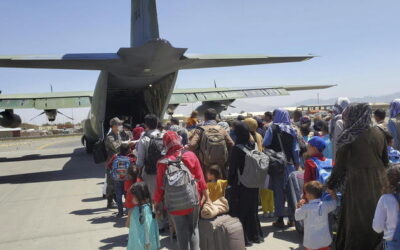Attacco suicida all’aeroporto di Kabul. ‘Almeno 72 morti. Uccisi 12 militari Usa’