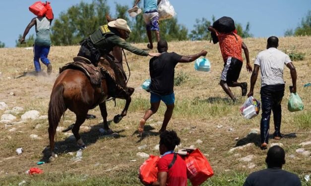 Usa, video di agenti che frustano migranti a confine col Messico