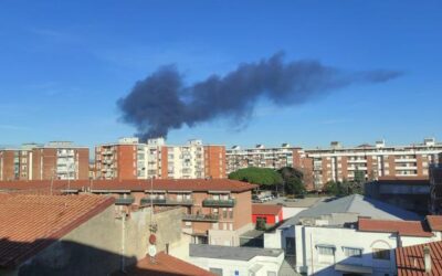 Colonna di fumo e scoppi in raffineria Eni a Livorno Protezione civile: ‘Tenere le finestre chiuse’