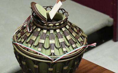 Quirinale, fumata nera alla quarta votazione. Gli astenuti sono 441, 261 le bianche, a Mattarella 166 voti