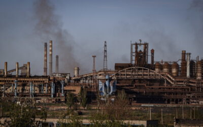 Ucraina, attacco russo all’acciaieria Azovstal anche con i carri armati