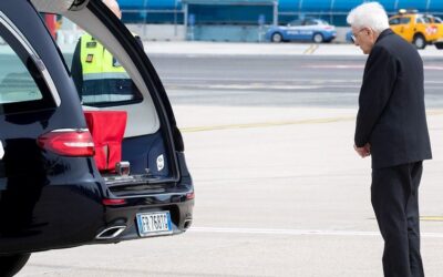 Mattarella accoglie la salma di Parini a Ciampino