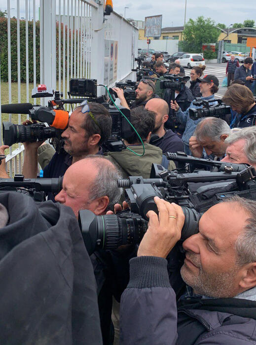 Giornalisti al San Raffaele attendono Berlusconi