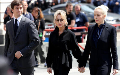 Silvio Berlusconi, conclusi i funerali di Stato a Milano. Cori e applausi all’uscita del feretro