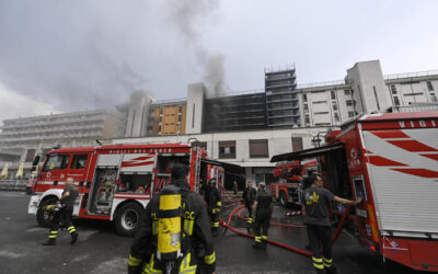 Inferno di fuoco in un palazzo a Roma, un morto