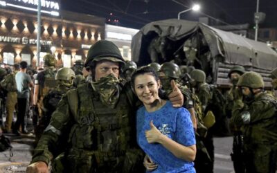 I combattenti della Wagner lasciano Rostov, la folla li applaude