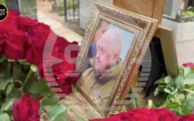 Le prime foto: la tomba di Prigozhin scoperta dopo il  misterioso funerale segreto sotto lo sguardo degli scagnozzi di Putin