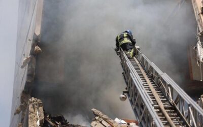 Attacco di droni nella notte su Mosca, colpito un grattacielo