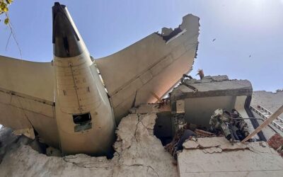 Un Boeing precipita in India con 242 persone a bordo, soccorso un superstite. Vittime anche a terra