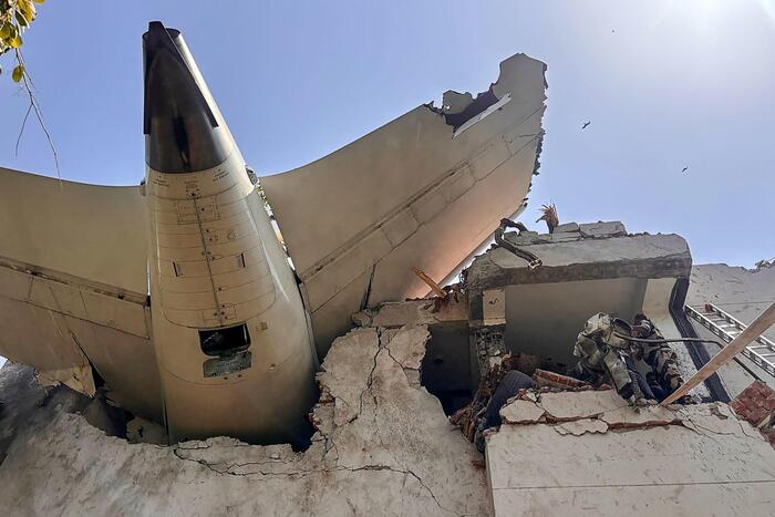 Un Boeing precipita in India con 242 persone a bordo, soccorso un superstite. Vittime anche a terra