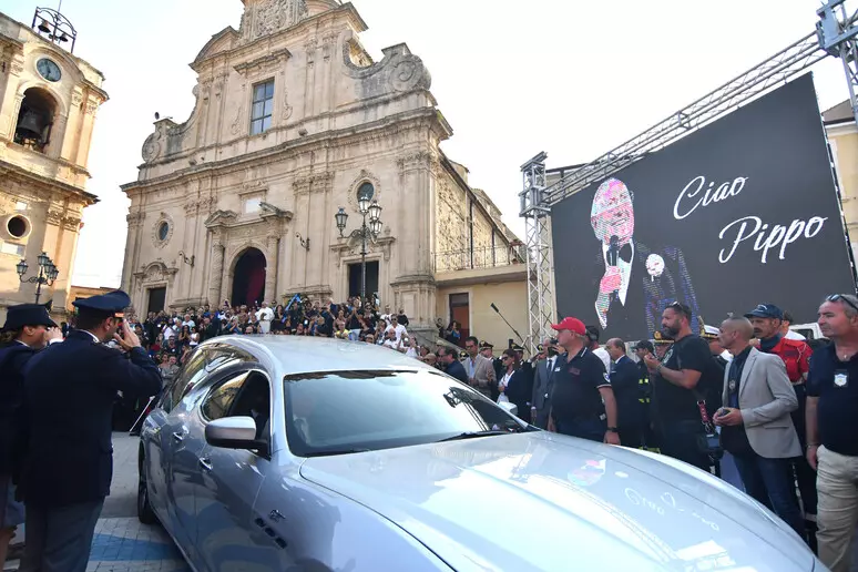 L’ultimo abbraccio di Militello a Pippo Baudo
