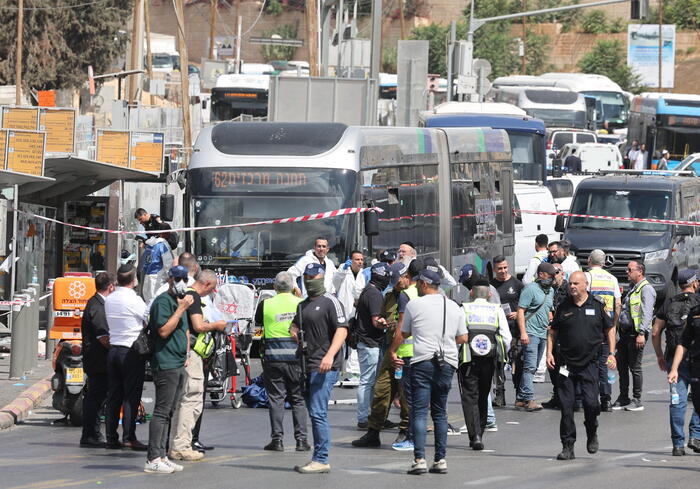 Gerusalemme, strage su un bus: morti 6 passeggeri. Uccisi due terroristi. Hamas: “Operazione eroica”