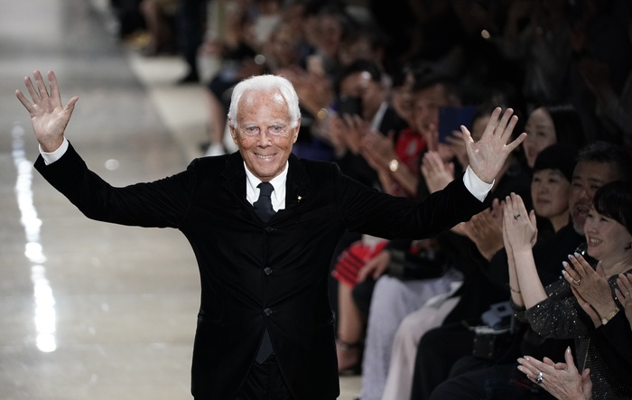 Addio a Giorgio Armani, il re dello stile sobrio ed elegante. Il grande stilista aveva 91 anni