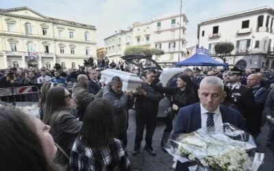 Napoli – I funerali di Domenico Caliendo sulle note di «Guerriero». La mamma: «Non dimenticate mio figlio». Meloni alle esequie