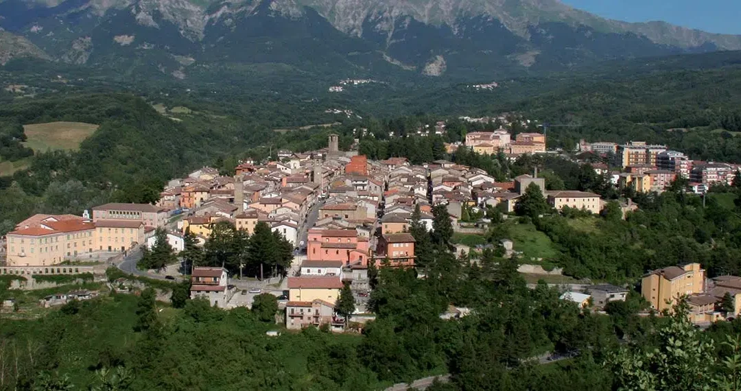 Amatrice 10 anni dopo, Meloni e la svolta nella ricostruzione: “Ora l’obiettivo è la rinascita dell’Appennino”