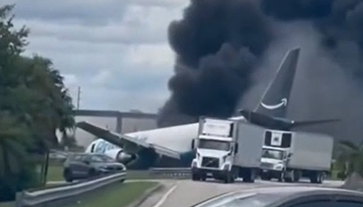 incidente-aereo-miami-cargo-amazon-morti-aeroporto