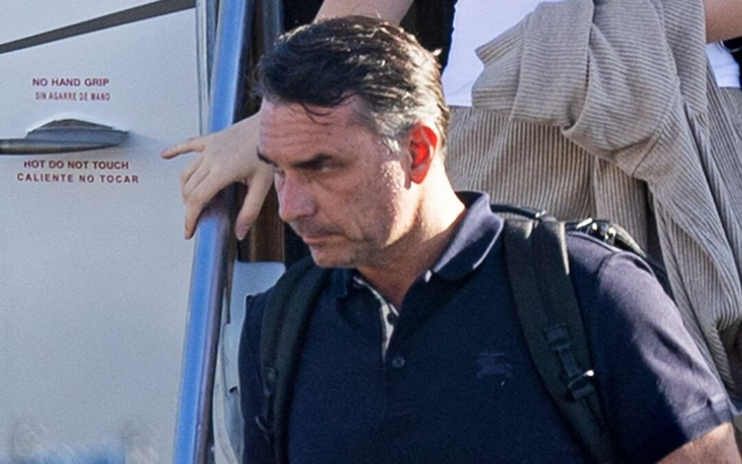 Bolsonaro dopo la fuga negli Usa: “Sono perseguitato”. Il ‘giallo’ del passaporto italiano